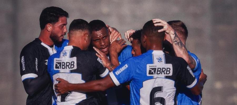 Capital goleia fora de casa e garante liderança na Série D